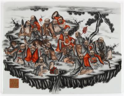 Porzellanbild mit Darstellung der 18 Lohans, China, Siegelmarke Qian Long Yu Lan Zhi Bao, 1. Hälfte 20. Jh. - Antiques