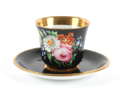 Tasse mit Blumenbukett und Untertasse mit schwarzem Fond, - Antiquitäten