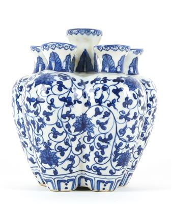 Blau-weiße sechsfache Vase, China, unterglasurblaue Sechszeichen Marke Qianlong, neuzeitlich, - Asiatica