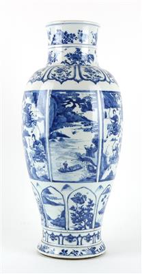 Blau-weiße Vase, China, Kangxi Periode, Bodenmarke unterglasurblaue Blume im Doppelring - Asiatica