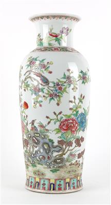 Famille rose Vase, China, unterglasurblaue Sechszeichen Marke Xianfeng, 20. Jh., - Asiatica