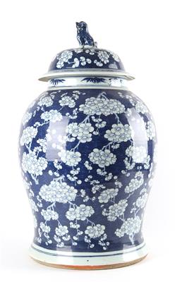 Blau-weiße Deckelvase, - Asiatika