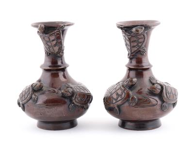 1 Paar kleine Bronzevasen mit Schildkröten, - Asiatika