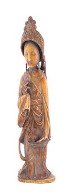 Elfenbeinfigur einer Dame mit Blume und Schwert, - Asiatika