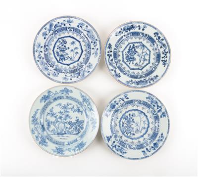 4 blau-weiße Teller, - Antiquitäten - Saisonabschlussauktion