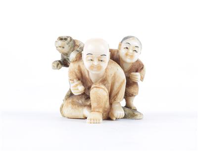 Netsuke eines Mannes mit Knabe und Affe, - Antiquitäten - Saisonabschlussauktion
