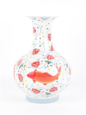 Vase mit Fischdekor, - Antiquitäten - Saisonabschlussauktion