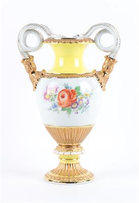 Vase mit Schlangenhenkeln, - Antiquitäten - Saisonabschlussauktion