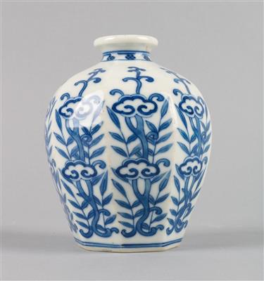 Blau-weiße Vase, - Antiquitäten