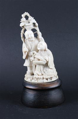 Elfenbeinschnitzerei zweier Figuren mit Blumenkorb und Lotus, - Asiatika