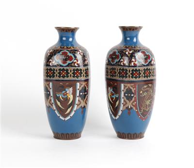 Paar Cloisonné Vasen, - Asiatika und islamische Kunst