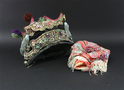 3 chinesische Kopfbedeckungen, - Asiatika und islamische Kunst