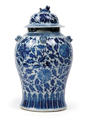 Blau-weiße Deckelvase, China, 19. Jh. - Asiatika und islamische Kunst