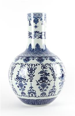 Blau-weiße Vase, - Asiatika und islamische Kunst