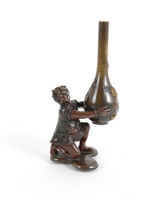 Kniender Raiden (Raijin) eine Vase haltend, - Asiatica a Umění