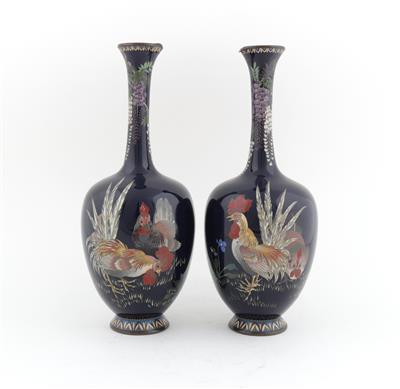 Paar Cloisonné Vasen mit Hahn und Henne, - Asiatica and Art