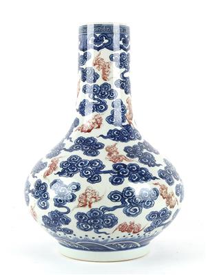 Vase mit Fledermaus Dekor, - Asiatika und islamische Kunst