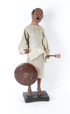 Figur eines Mannes mit Gong, - Starožitnosti
