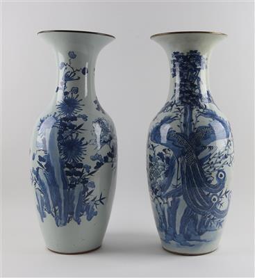 Paar blau-weiße Vasen, - Starožitnosti