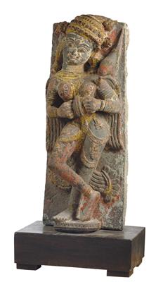 Steinstele mit Darstellung einer weiblichen Musikantin, Nord-Indien, ca. 19. Jh. - Asiatika und islamische Kunst
