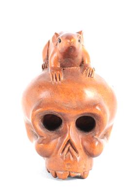 Netsuke eines Totenschädels mit Maus, - Sommerauktion Antiquitäten