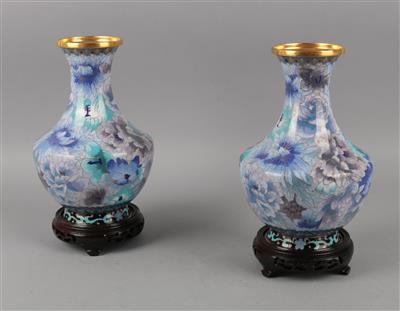 Paar Cloisonné Vasen, - Sommerauktion Antiquitäten