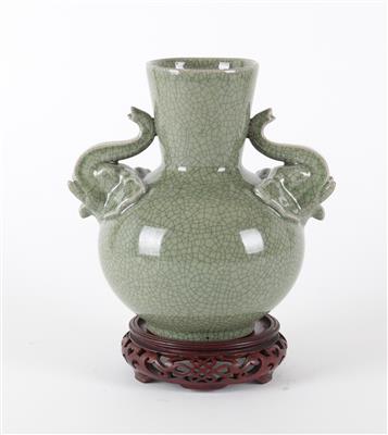 Seladon glasierte Vase mit Elefantenkopf-Handhaben, - Sommerauktion Antiquitäten