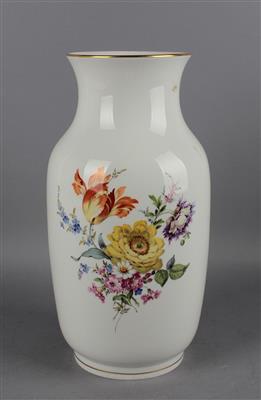 Vase mit Blumenmalerei, - Works of Art