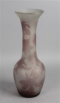 Vase mit floralem Dekor, - Antiquariato