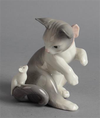 Sitzende Katze mit Maus, - Works of Art