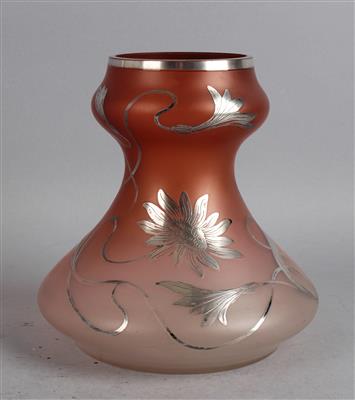 Vase mit floraler Silberauflage, - Antiquitäten