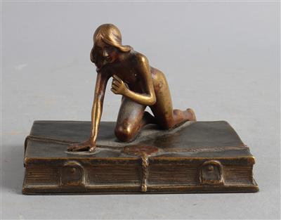 Wiener Bronze, weiblicher Akt auf versiegeltem Buch, - Starožitnosti