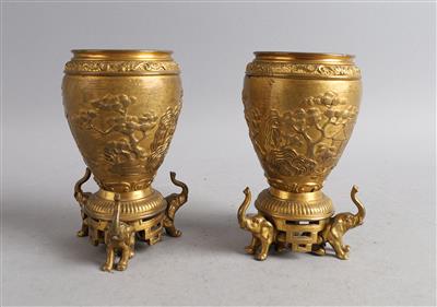 Paar Vasen mit Elefanten und Chinoiserien, - Antiquitäten