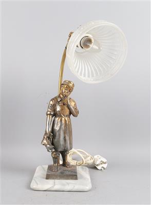 Tischlampe mit Figur eines rauchenden Schusterjungen, - Antiquitäten