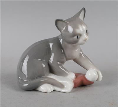 Katze mit Wollknäuel spielend, - Works of Art