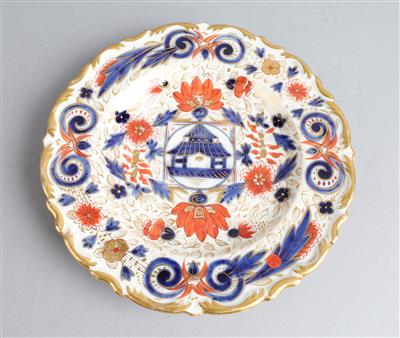 Dessertteller mit rot-blaugold gemalten asiatischen Blüten und Pagode im Spiegel, Kaiserliche Manufaktur Wien 1854, - Works of Art