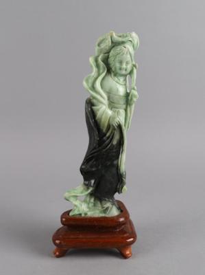 Jadefigur einer Dame mit Blume, China, 20. Jh., - Antiquitäten