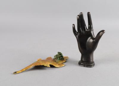 Blatt mit zwei Fröschen aus Bronze, in der Art F. X. Bergmann, Wien und Briefbeschwerer bzw. Petschaft in Form einer Hand - Starožitnosti
