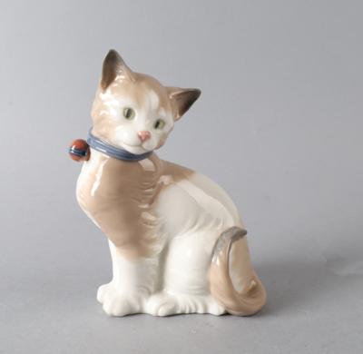 Sitzende Katze mit Glöckchen, - Antiquitäten