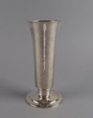 Art Déco Vase aus Silber mit Hammerschlagdekor, Deutschland, um 1920/35 - Works of Art