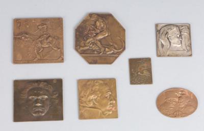Konvolut aus sieben Bronze- bzw. Metallplaketten, bezeichnet u. a.: Hofner, Hartig, Prinz, um 1900/15 - Antiquitäten
