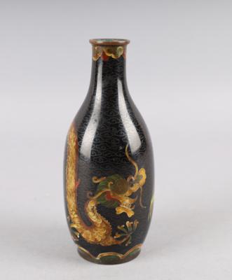 Cloisonné Vase mit Drache und Phönix, China, 19./20. Jh., - Antiquitäten