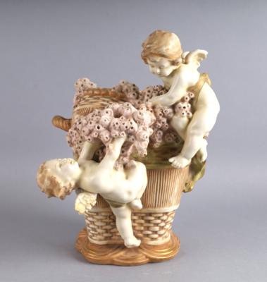 Vase in Form eines Henkelkorbs mit zwei spielenden Putti, - Antiquitäten