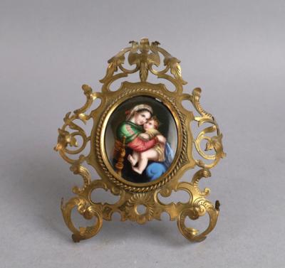 Porzellanbild nach der Madonna della Sedia in Messingrahmen, - Antiquitäten