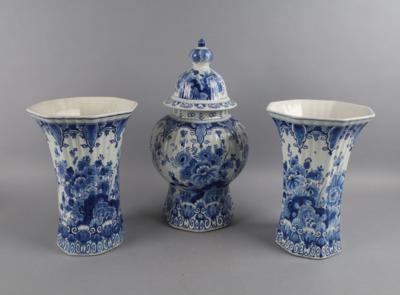 1 Paar Vasen, 1 Deckelvase, Delft, 20. Jh., - Starožitnosti