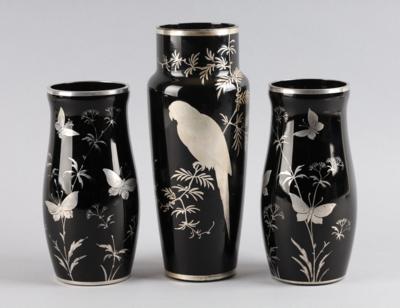 Vase und Vasenpaar mit Papageien- und Schmetterlingsdekor, Carl Goldberg, Haida, um 1900 - Antiquariato