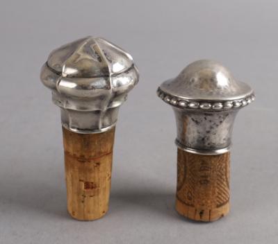 Zwei Flaschenstöpsel aus Silber, Jacob Grimminger und Hermann Bauer, Schwäbisch Gmünd, um 1900/15 - Antiquariato