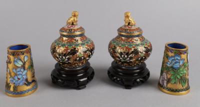 Paar Champlevé Deckelvasen, Paar kleine Vasen, China, - Starožitnosti