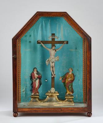 Kreuzigungsgruppe in verglaster Vitrine, alpenländisch 19. Jh., - Antiquitäten