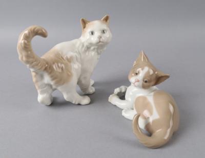 1 liegende, 1 stehende Katze, Lladro u. Nao, - Antiquitäten